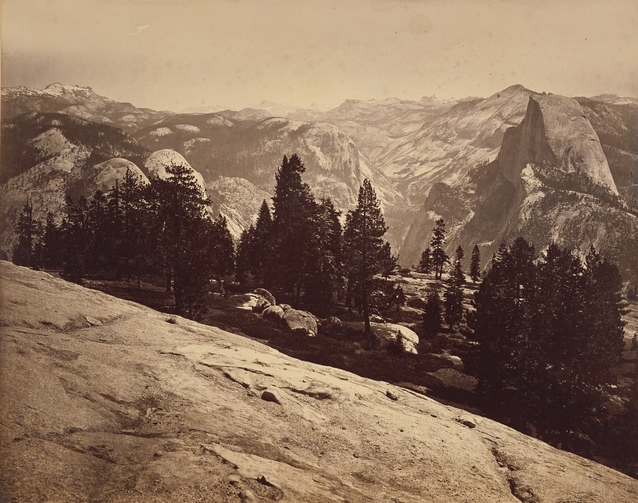 Kuppelformasjonene sett fra Sentinel Dome av Carleton Watkins