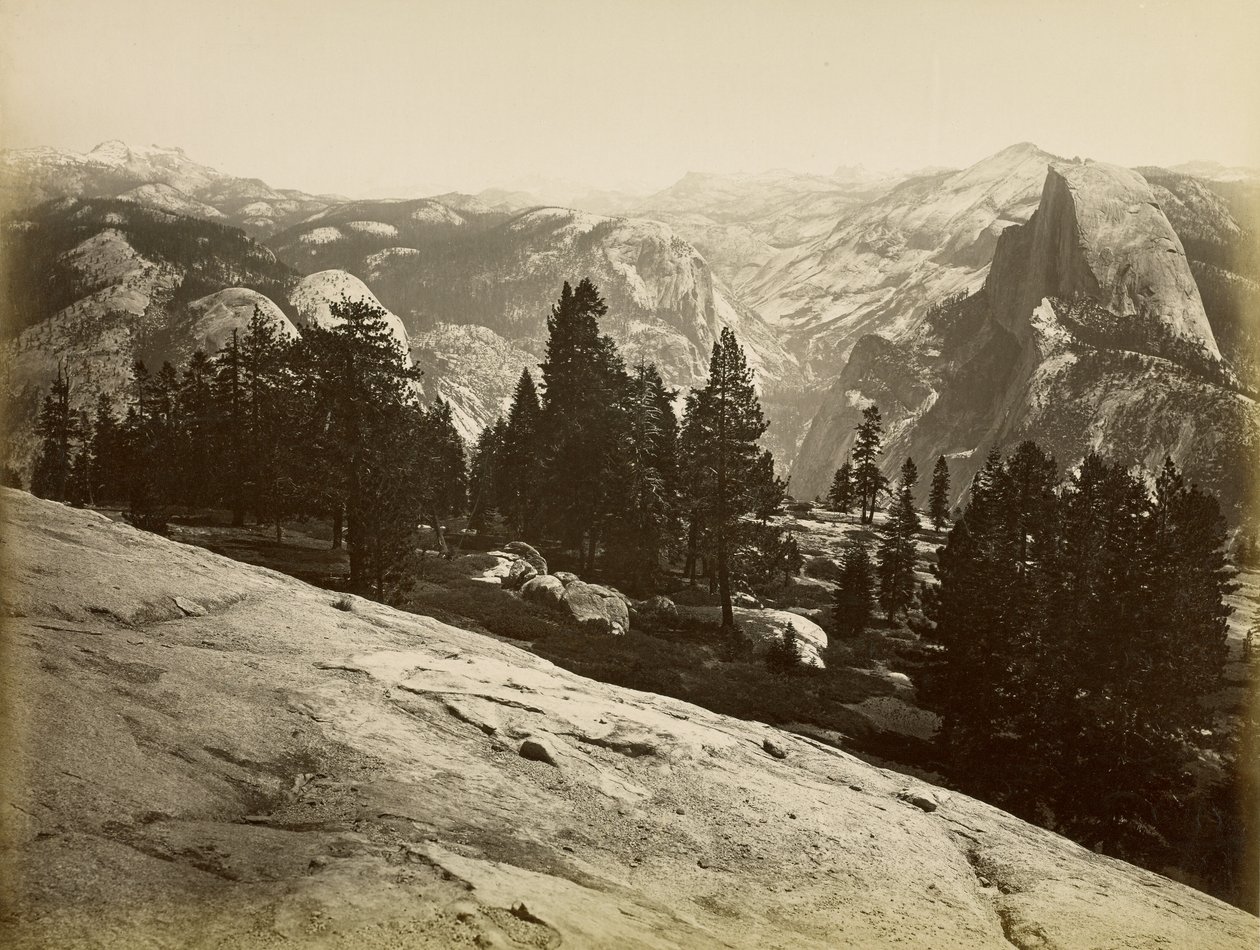 Kuppelklippene, sett fra Sentinel Dome, Yosemite av Carleton Watkins