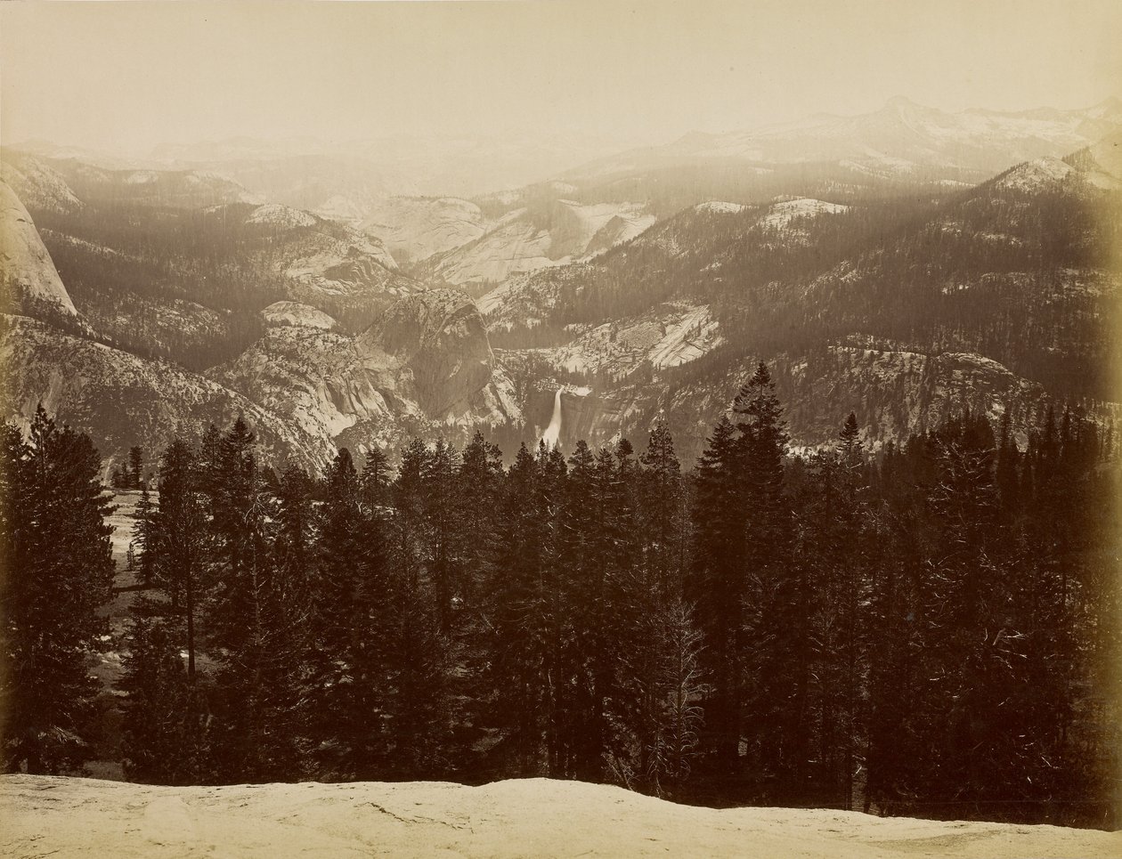 Lyell-gruppen og Nevada-fallet fra Sentinel Dome av Carleton Watkins