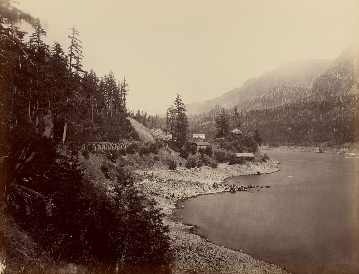 [Midtblokkhuset, Columbia River] av Carleton Watkins