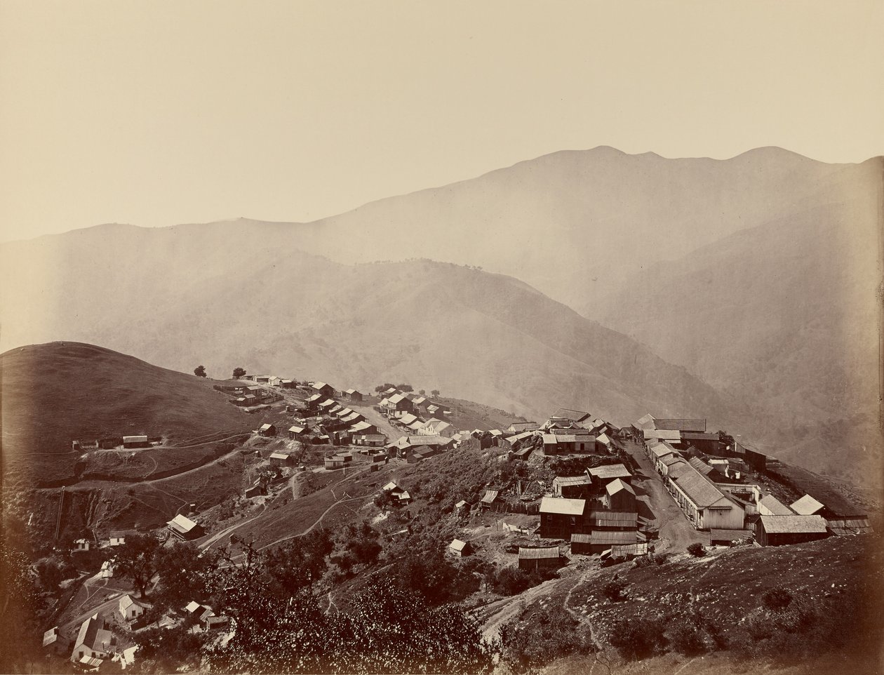 Byen på høyden, New Almaden av Carleton Watkins