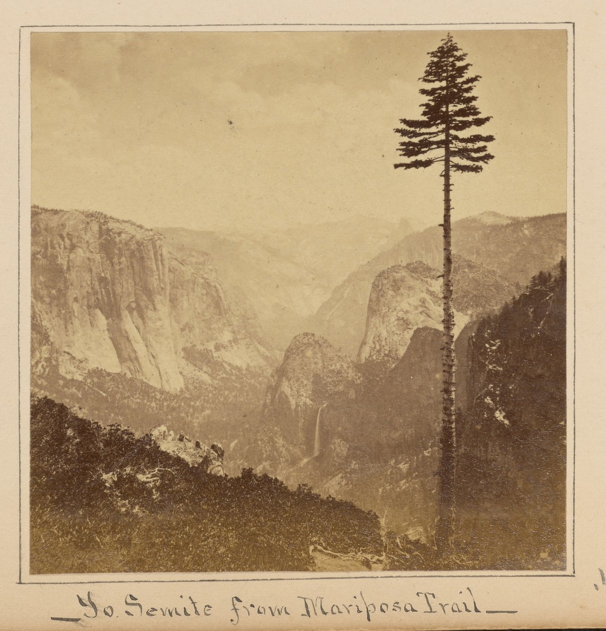 Yosemite-dalen fra «Best General View», Mariposa Trail av Carleton Watkins