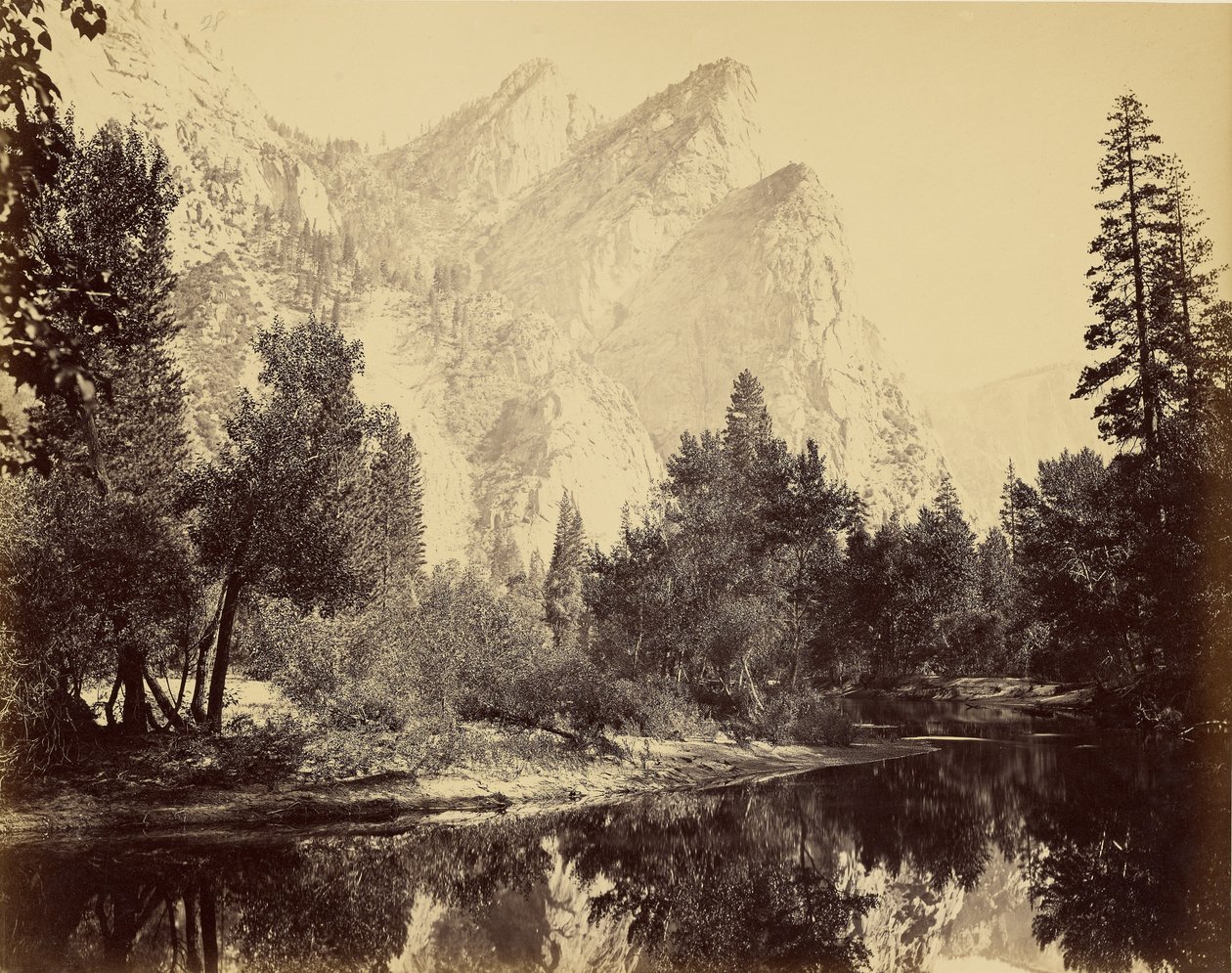 [Tre brødre, 4480 fot] av Carleton Watkins
