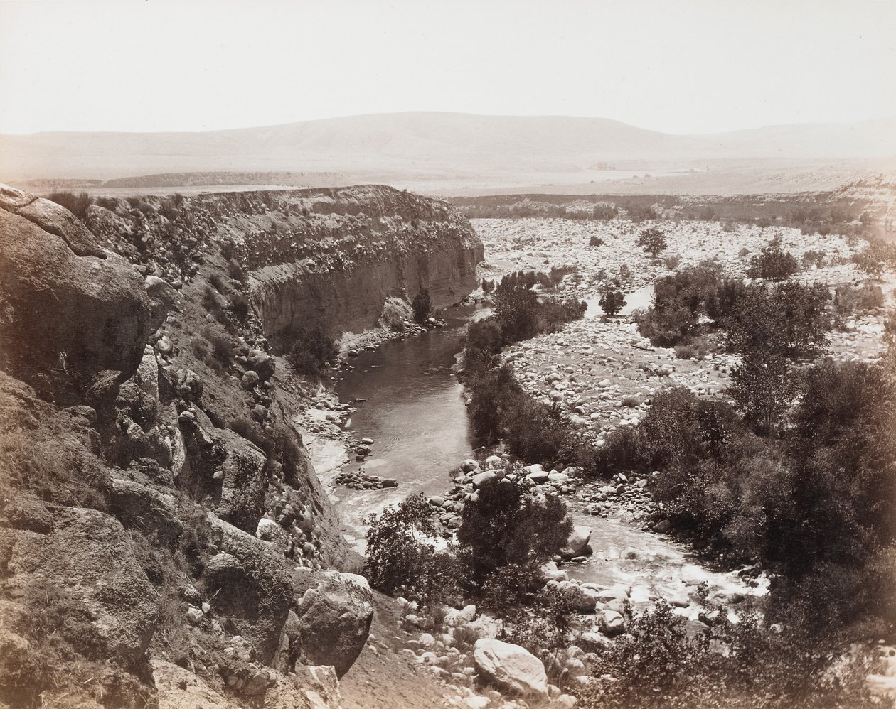 Uten tittel [landskap med bekk] av Carleton Watkins