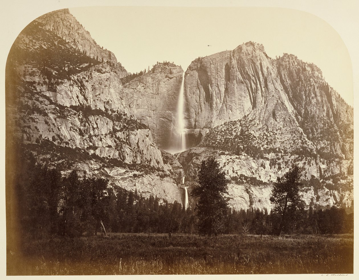 Yosemitefallene (sett forfra), 2477 fot. av Carleton Watkins