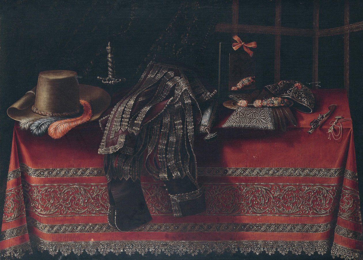 Stilleben med klesplagg, våpen og et speil på en rød, brodert duk av Carlo Manieri