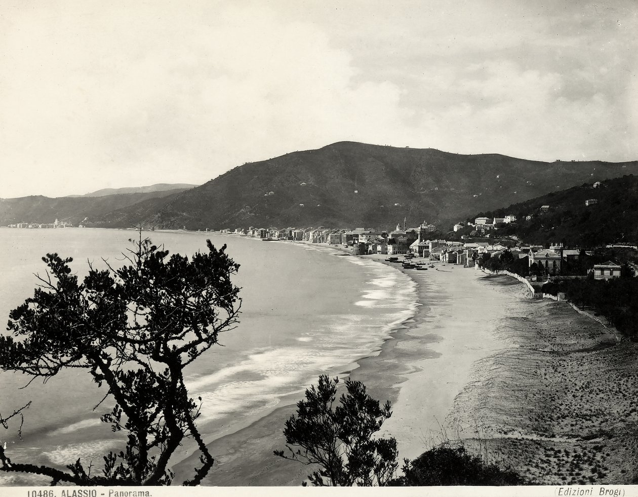 Strekning av stranden i Alassio, ca. 1890 (s/hvitt-bilde) av Carlo Brogi