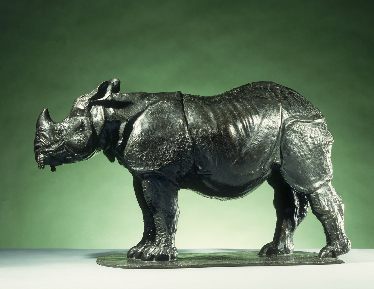 3 år gammelt neshorn; Rhinoceros de 3 Ans, ca. 1910 (bronse med svart brun patina) av Carlo Bugatti