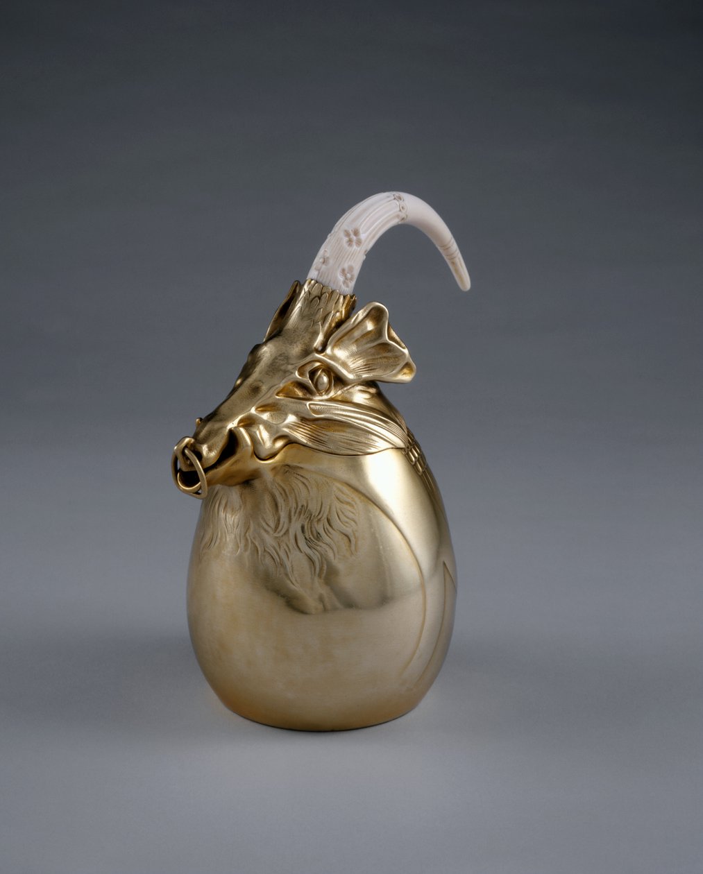 Tea Pot, henrettet av Adrien-Aurélien Hebrard (1866-1937), ca. 1907 (sølv og elfenben) (se også 499958) av Carlo Bugatti