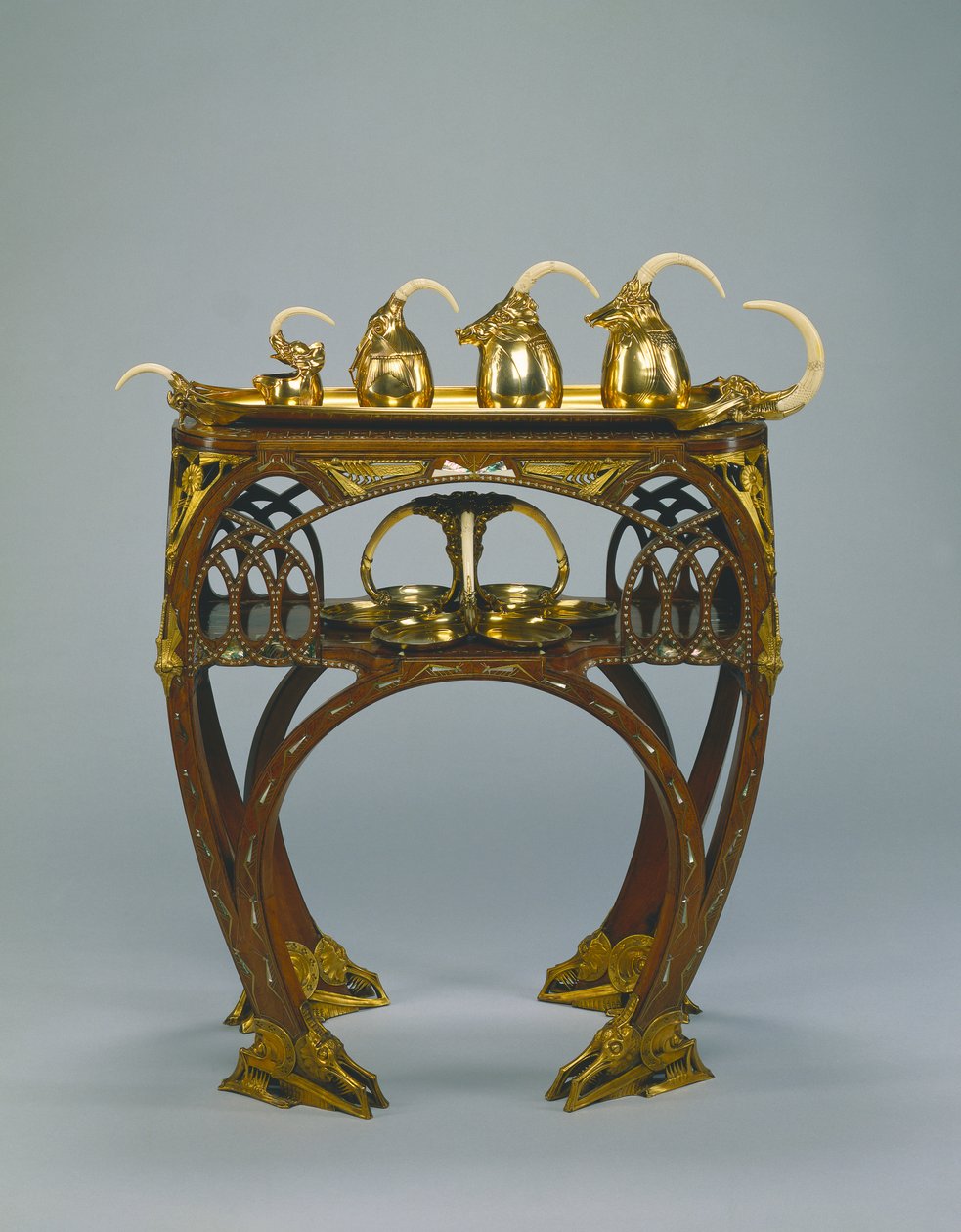 Skuff med fløtekanne, dekket sukkerskål, tekanne, varmtvannsgryte og salver, utført av Adrien-Aurélien Hebrard av Carlo Bugatti