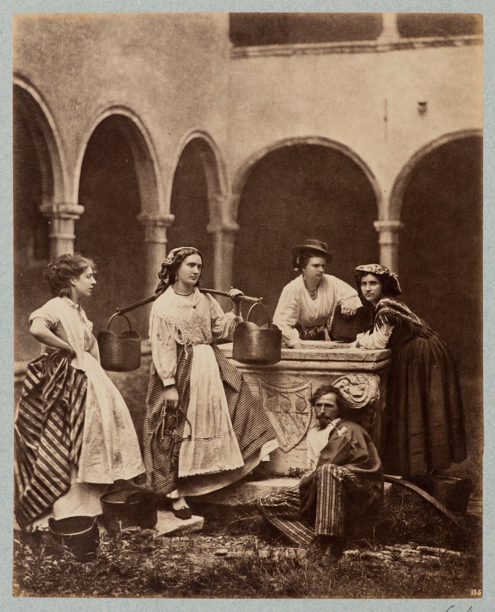 Figurer ved brønnen, klostergården San Giobbe, Venezia (Donne al Pozzo, Chiostro di San Giobbe, Venezia) av Carlo Naya