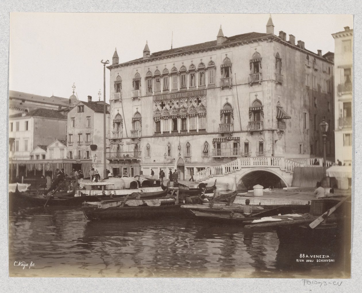 Hotel Royal Danieli i Palazzo Dandolo og båter ved Riva degli Schiavoni i Venezia av Carlo Naya