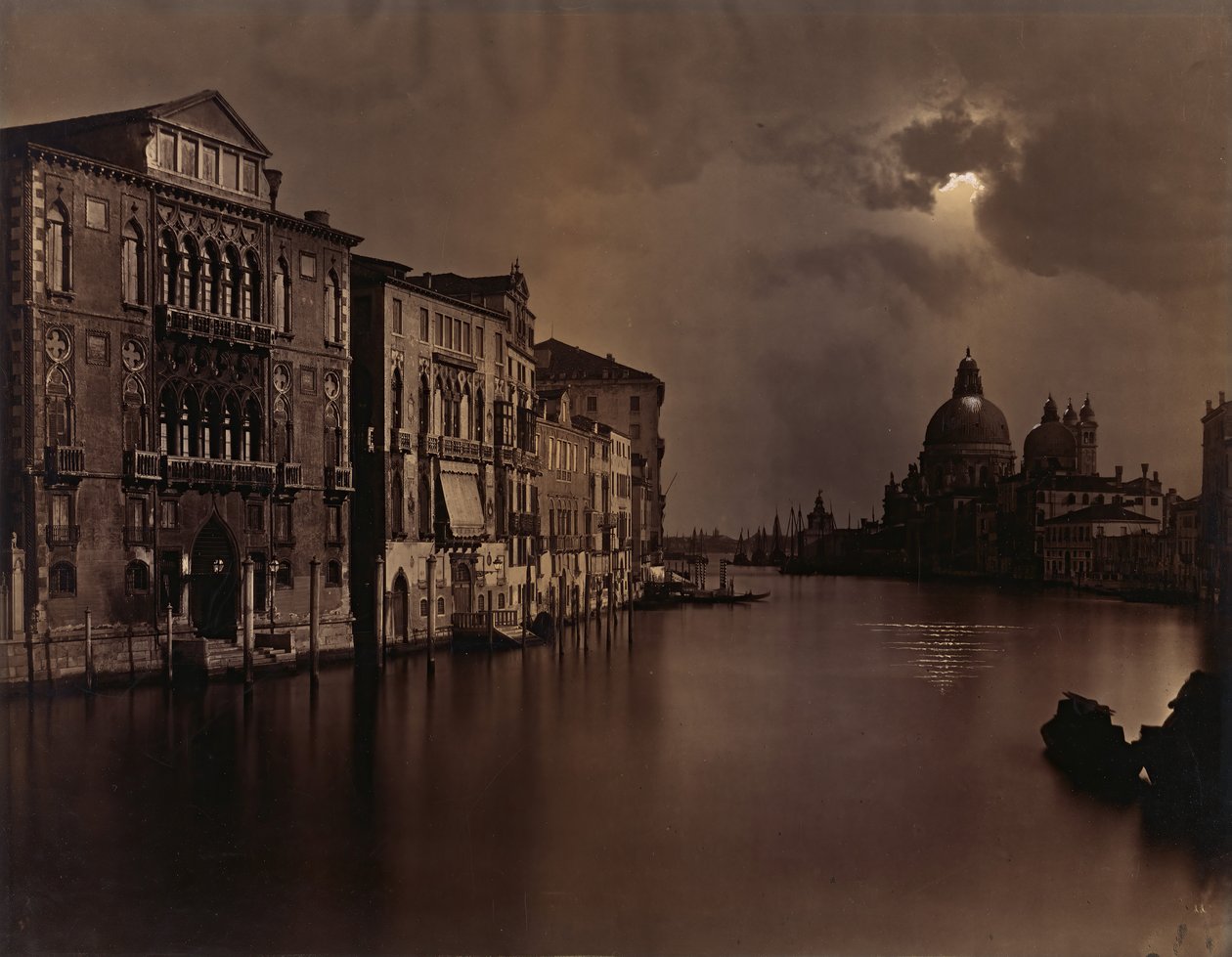 [Nattutsikt over Canal Grande, Venezia], ca. 1875. av Carlo Naya