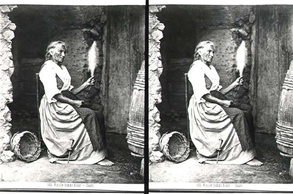 Old Woman Spinning, Capri, ca. 1865 (s/hvitt-bilde) av Carlo Naya