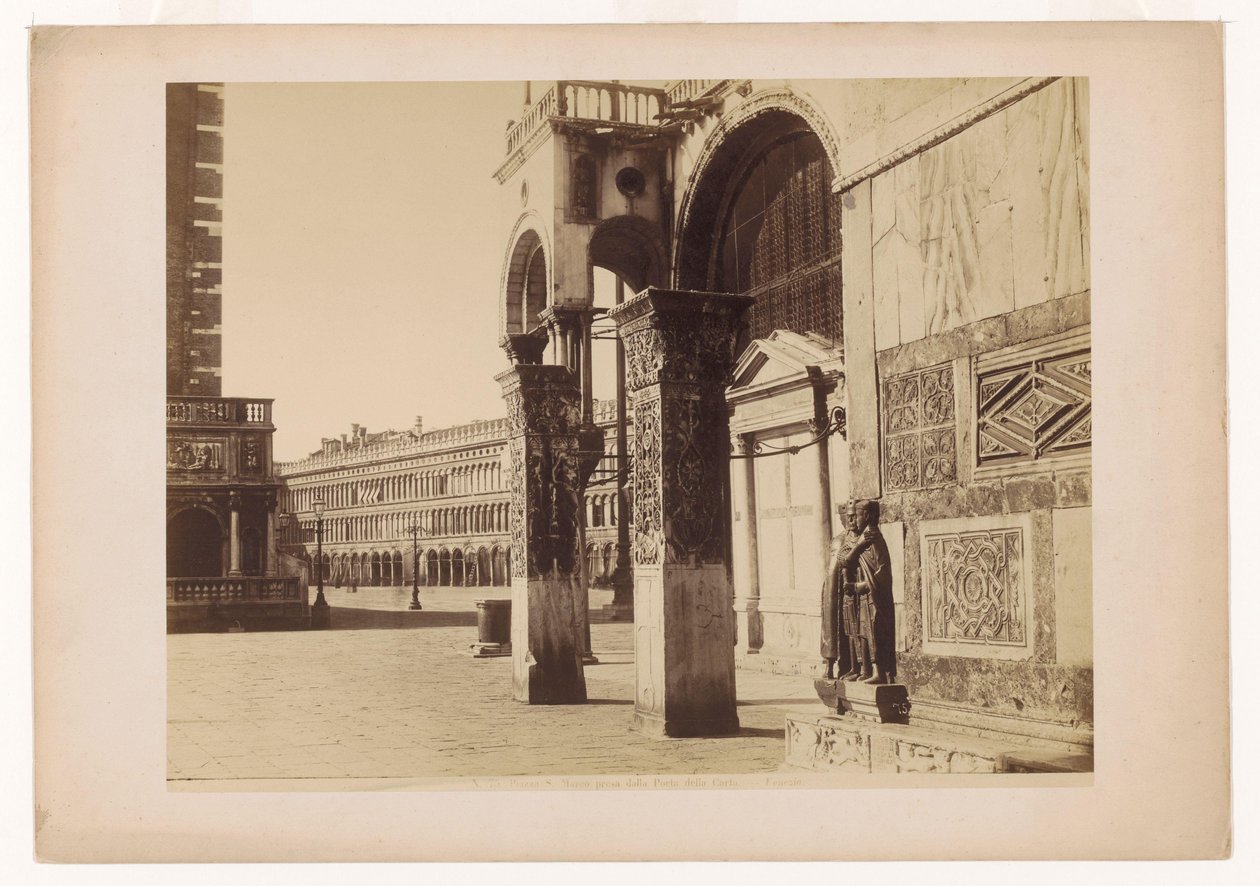 Piazza San Marco sett fra Porta della Carta. Venezia. av Carlo Naya