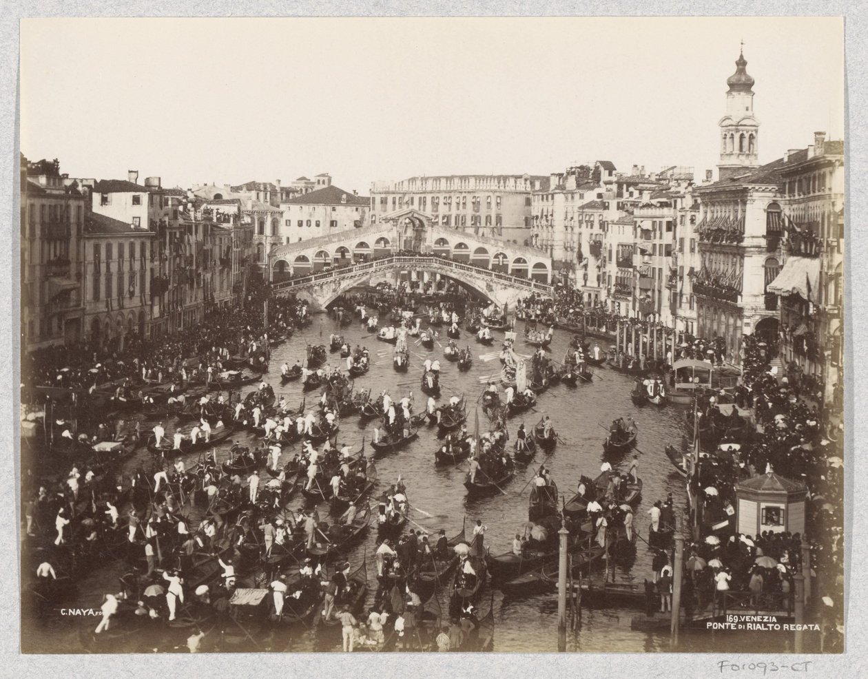 Gondolregatta på Canal Grande i Venezia ved Rialtobroen av Carlo Naya