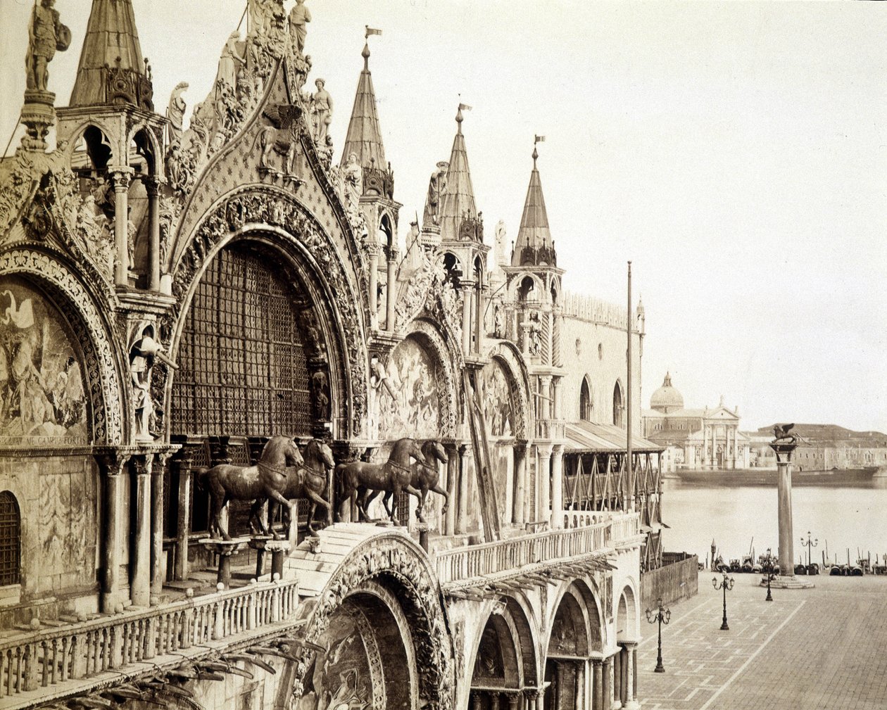 Hestene i basilikaen San Marco i Venezia - fotografi av C. Naya av Carlo Naya