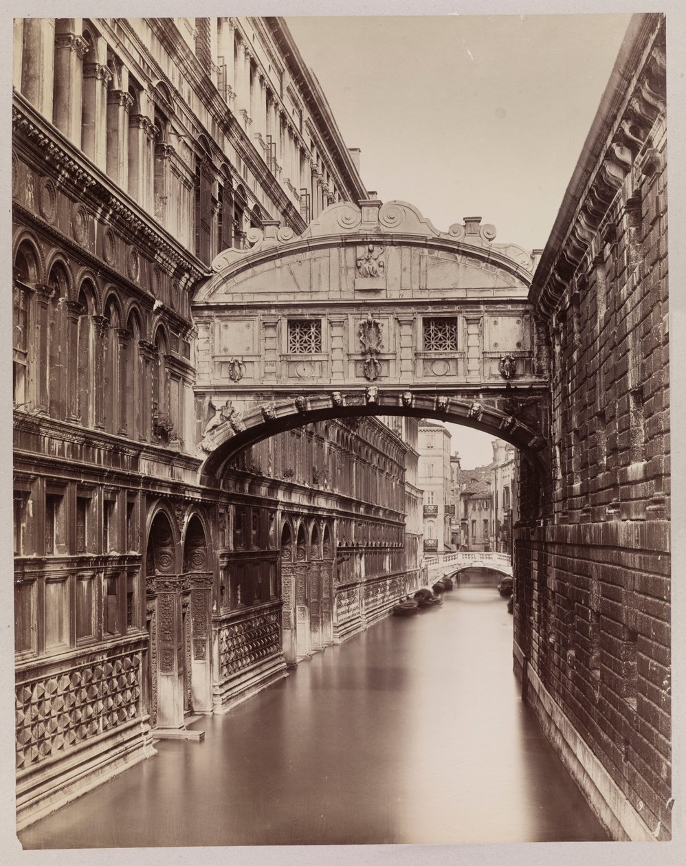 Venezia. Utsikt mot Ponte dei Sospiri (Sukkenes bro) sett fra Ponte della Paglia av Carlo Naya