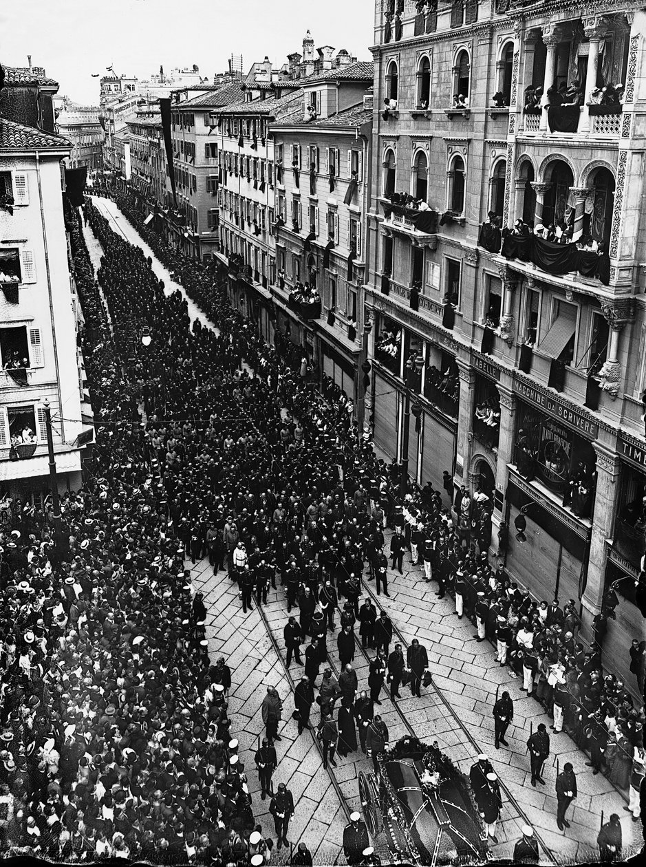 Begravelse til erkehertugen av Østerrike Franz Ferdinand, 2. juli 1914 (s/hv-bilde) av Carlo Wulz