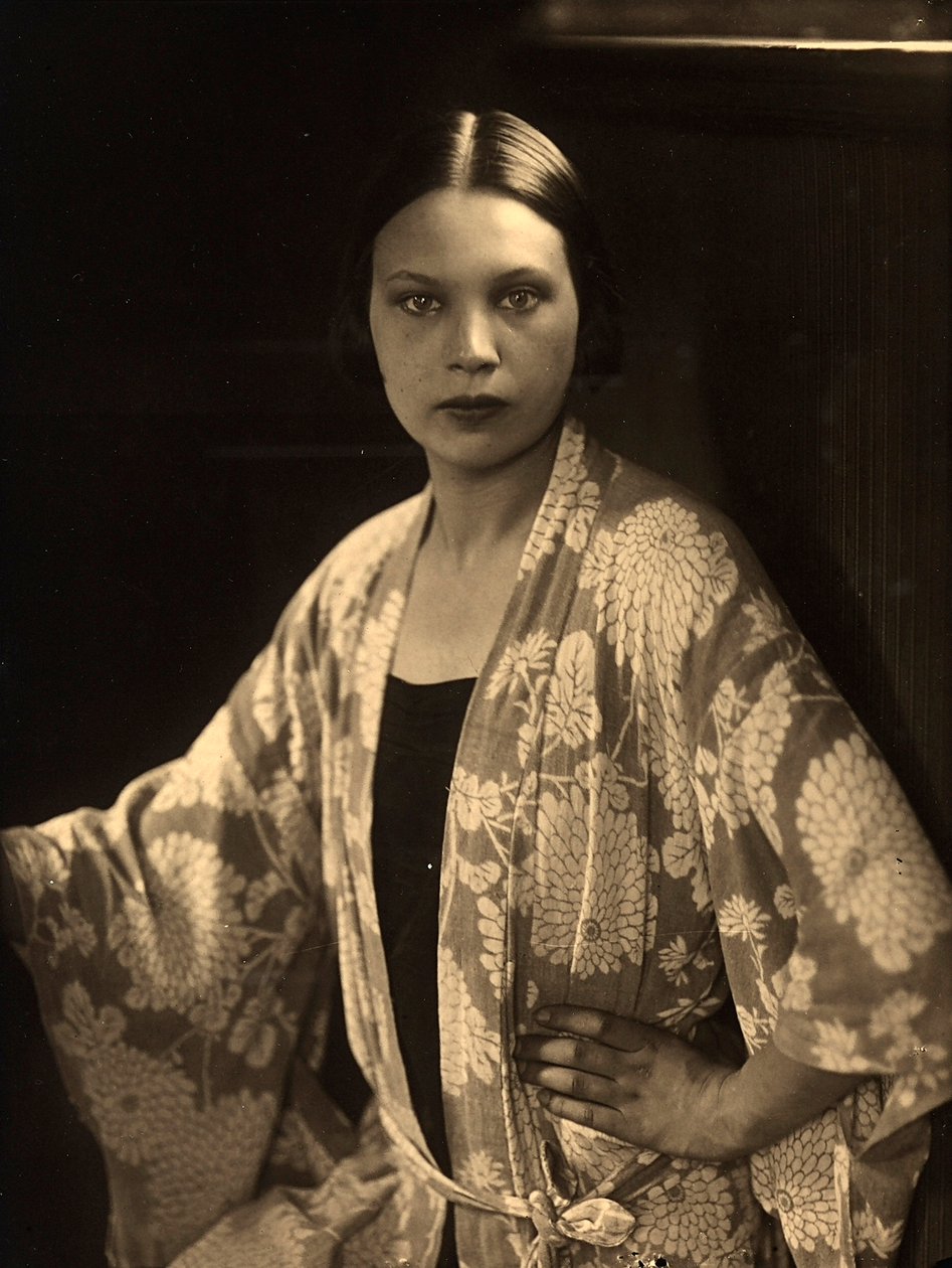 Halvlangt portrett av Wanda Wulz iført en kimono morgenkåpe av Carlo Wulz