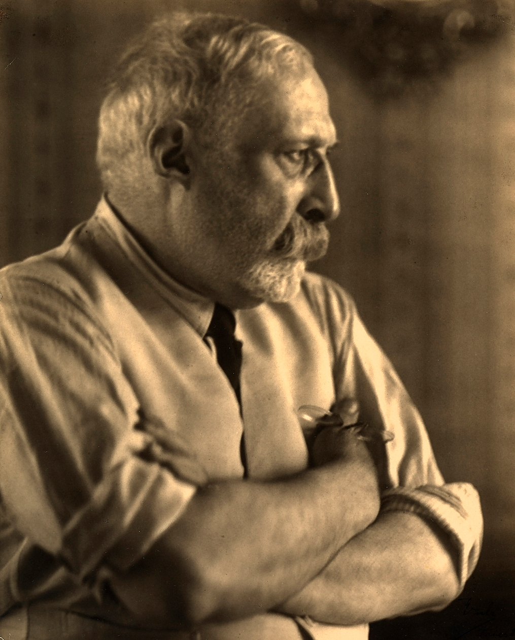 Profilportrett av maleren Arturo Rietti med armene foldet av Carlo Wulz