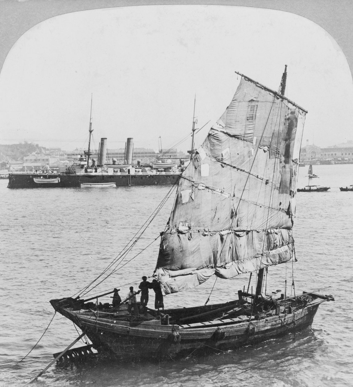 Kinesisk søppel og britisk slagskip i havnen i Hong Kong, 1902 av Carlton Harlow Graves