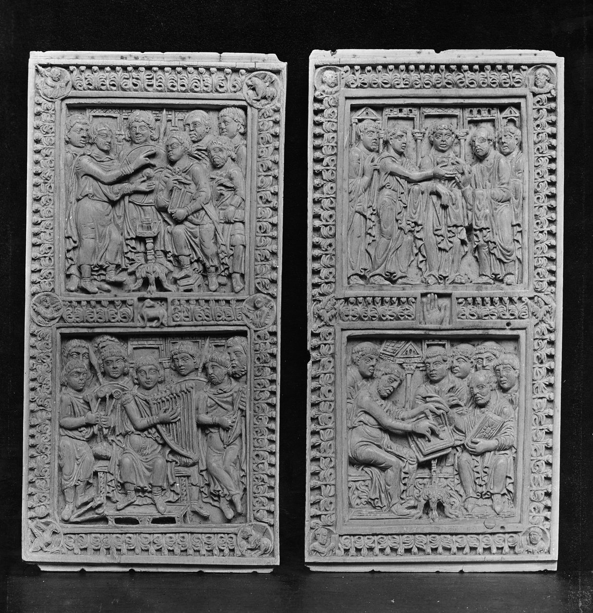 MR 370-371 Kong David bestilte og synger salmene; St. Hieronymus beordret av pave Bonifatius til å redigere salmene, bokomslagstavler, tysk, Rhinskolen, fra Aix la Chapelle, fra Dagu av Carolingian School