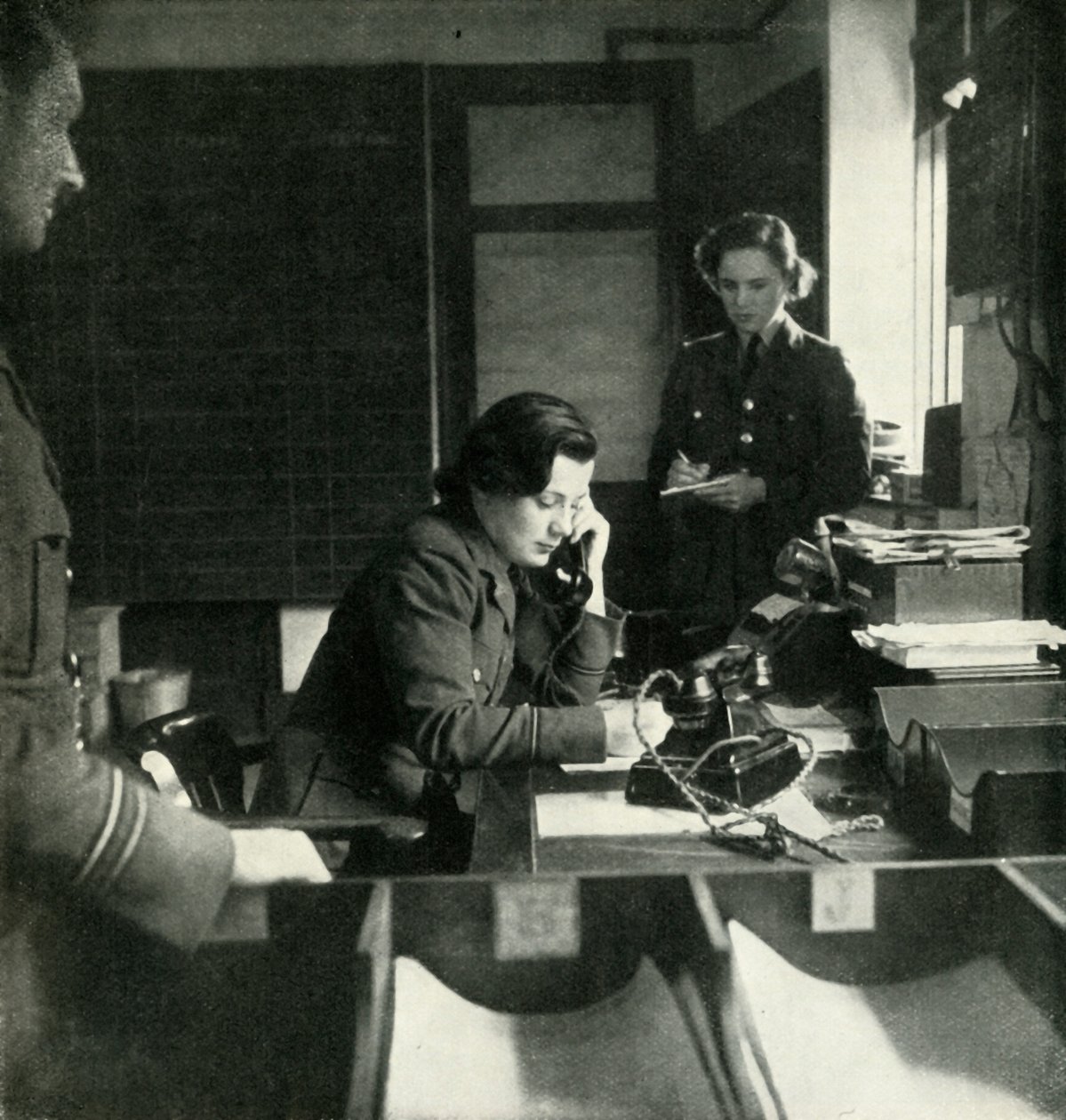 A Station Intelligence Room, c1943. av Cecil Beaton