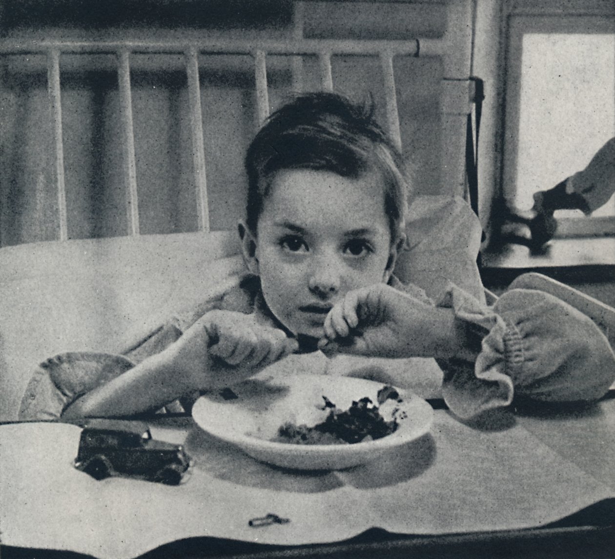 Et lite barn som lett trekker pusten, og kjenner sitt liv i hver lem, hva skal det vite av Cecil Beaton