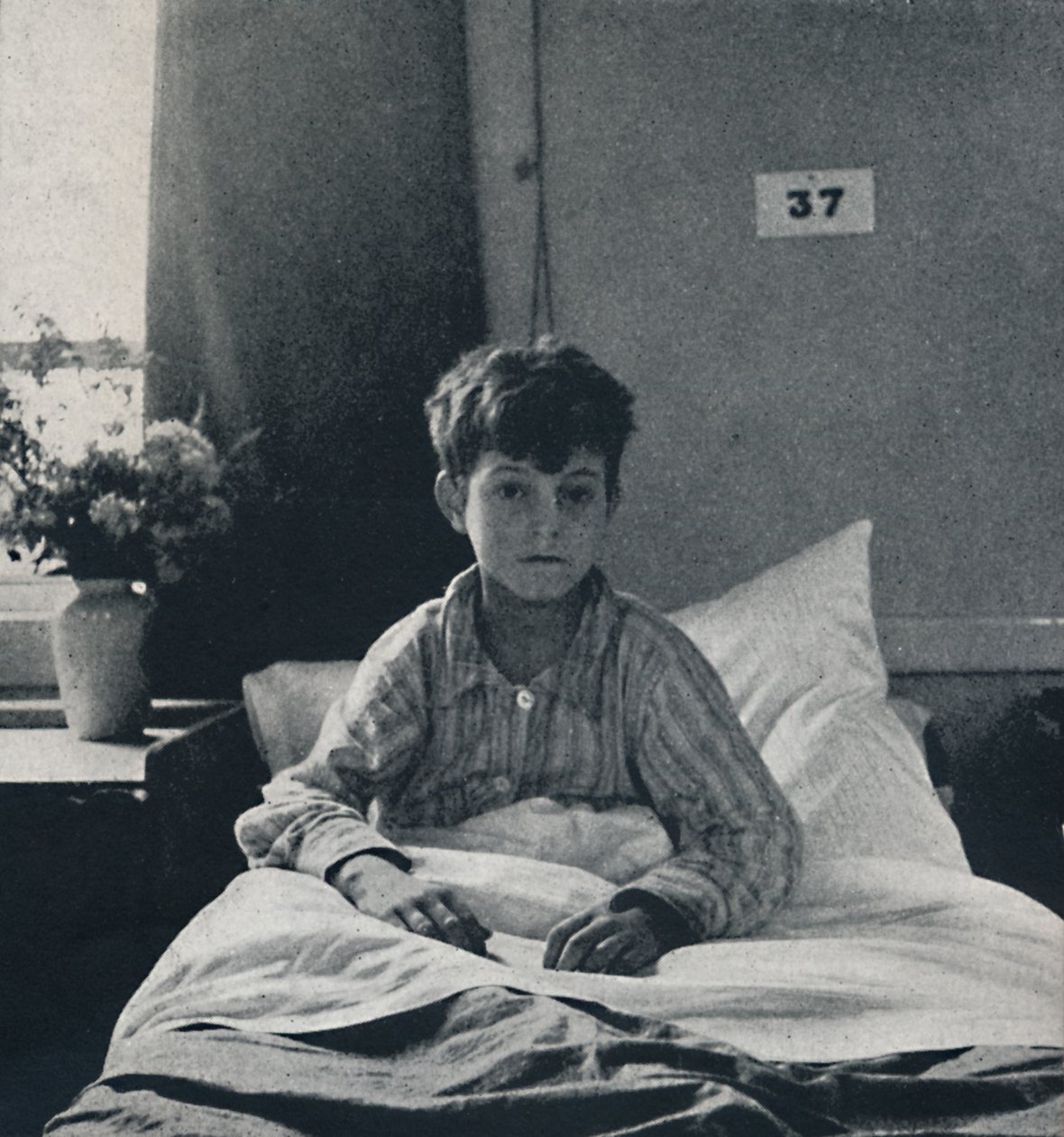 Et lite barn som lett trekker pusten, og kjenner sitt liv i hver lem, hva skal det vite av Cecil Beaton
