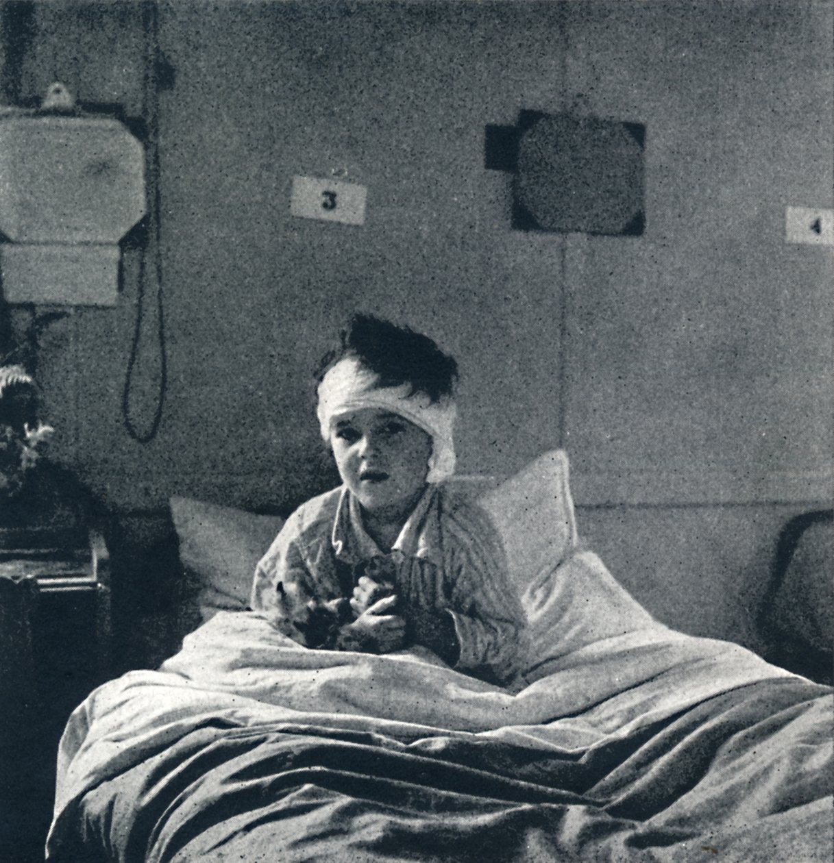 Et lite barn som lett trekker pusten, og kjenner sitt liv i hver lem, hva skal det vite av Cecil Beaton