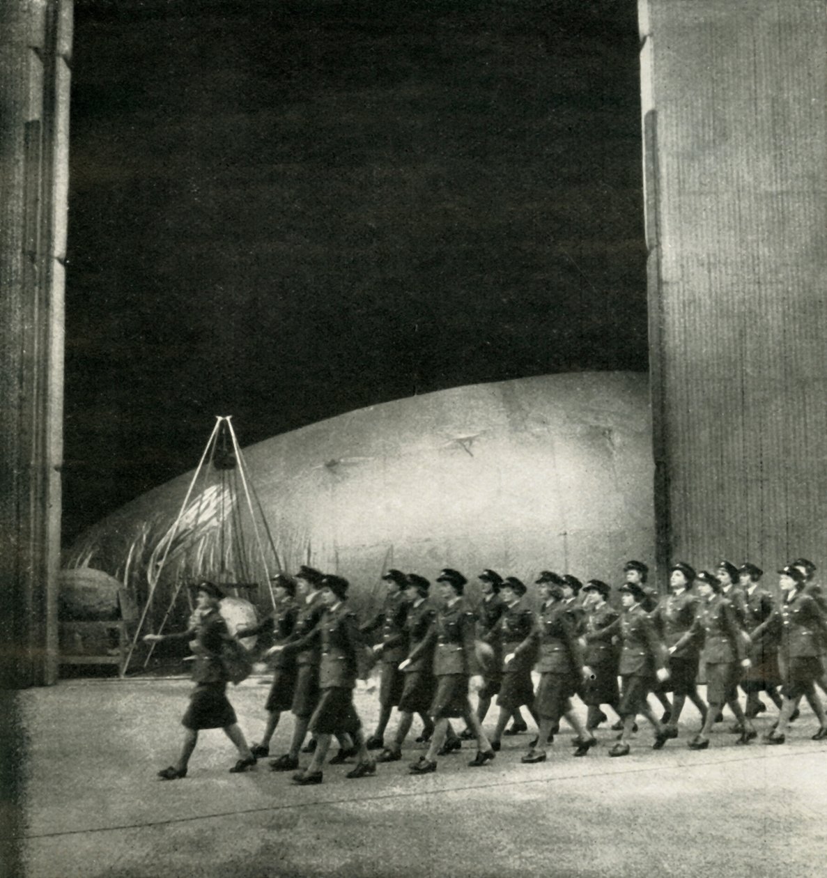 På et ballongsenter, c1943. av Cecil Beaton
