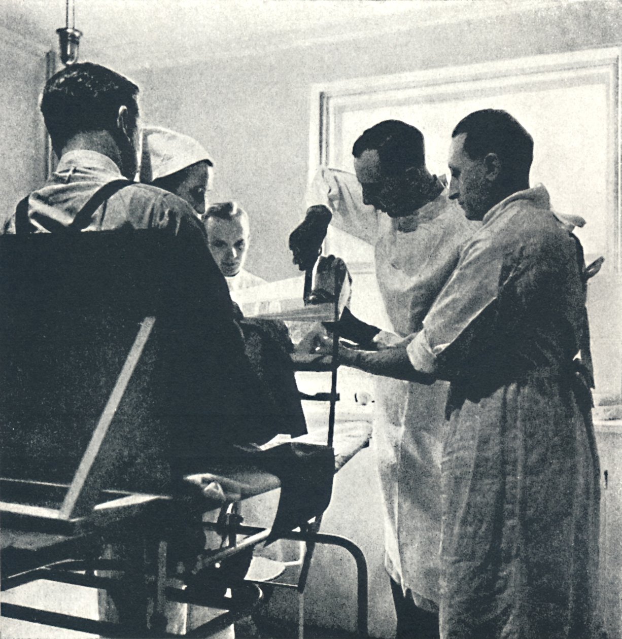 Rekonvalesentsykehus - Skadet ankel, 1941 av Cecil Beaton