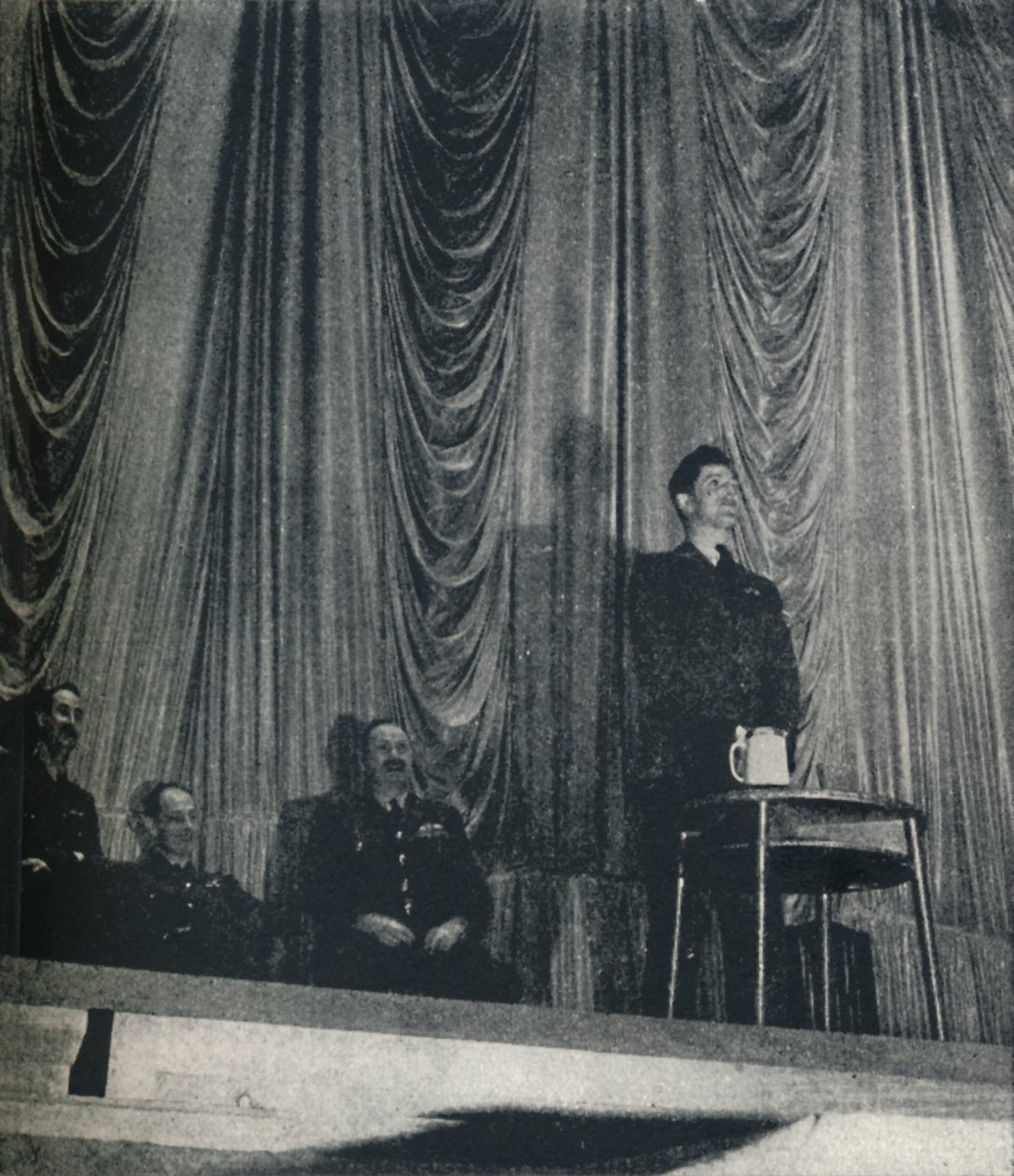 Flight Lt. J. Nicholson, V.C., understreker viktigheten av disiplin for kadetter, 1941 av Cecil Beaton