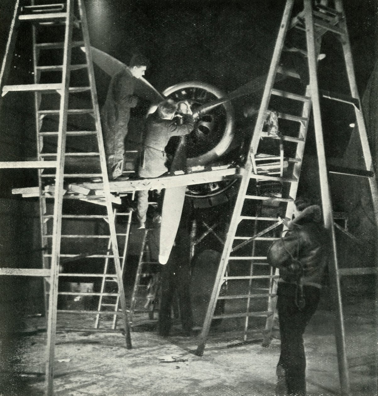 Flight Mechanics, også en W.A.A.F. Handel, c1943. av Cecil Beaton
