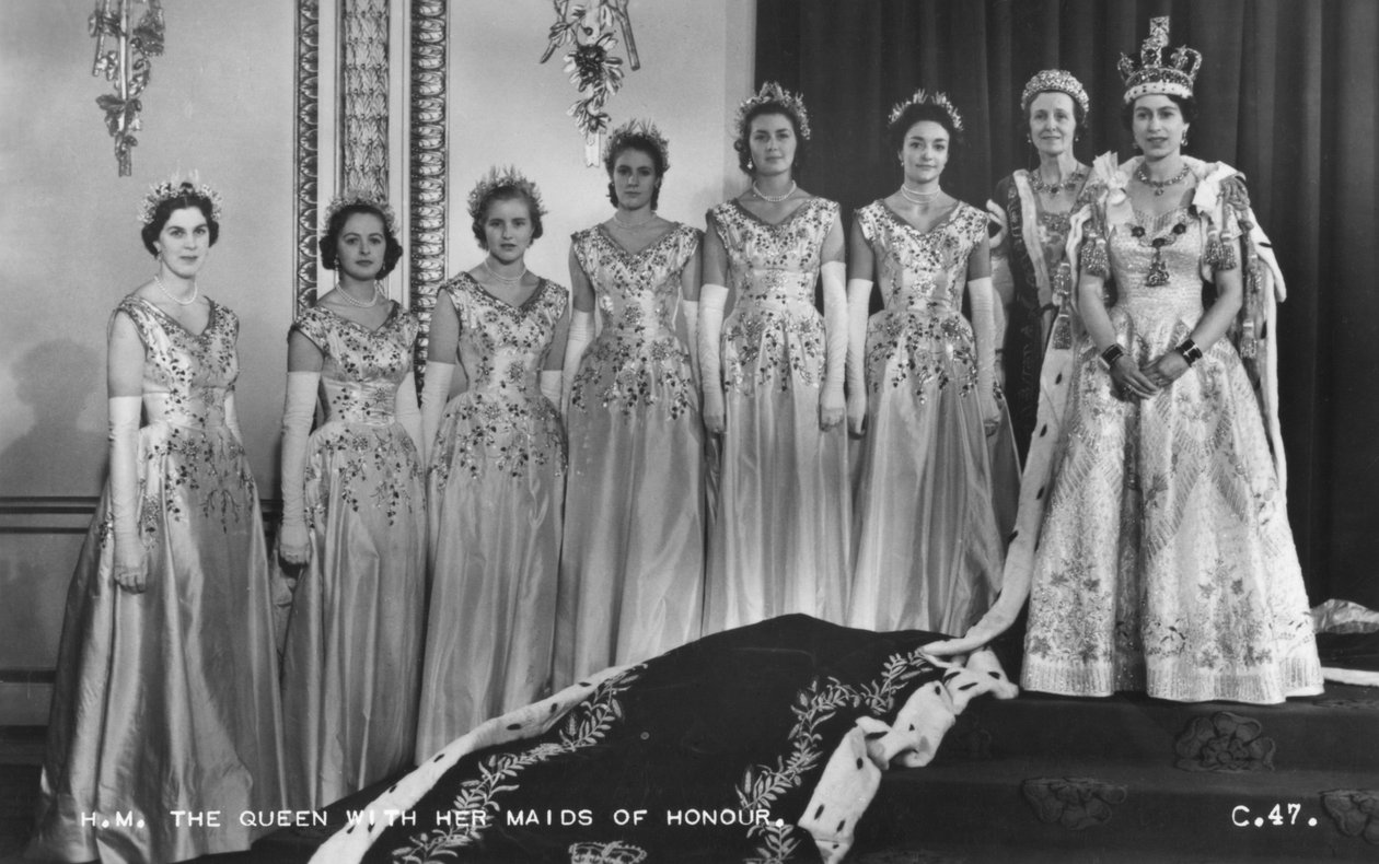 HM Dronning Elizabeth II med hennes Maids of Honour, The Coronation, 2. juni 1953 av Cecil Beaton