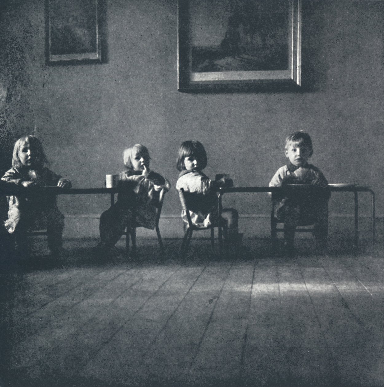 Interiør med sittende figurer, 1941 av Cecil Beaton