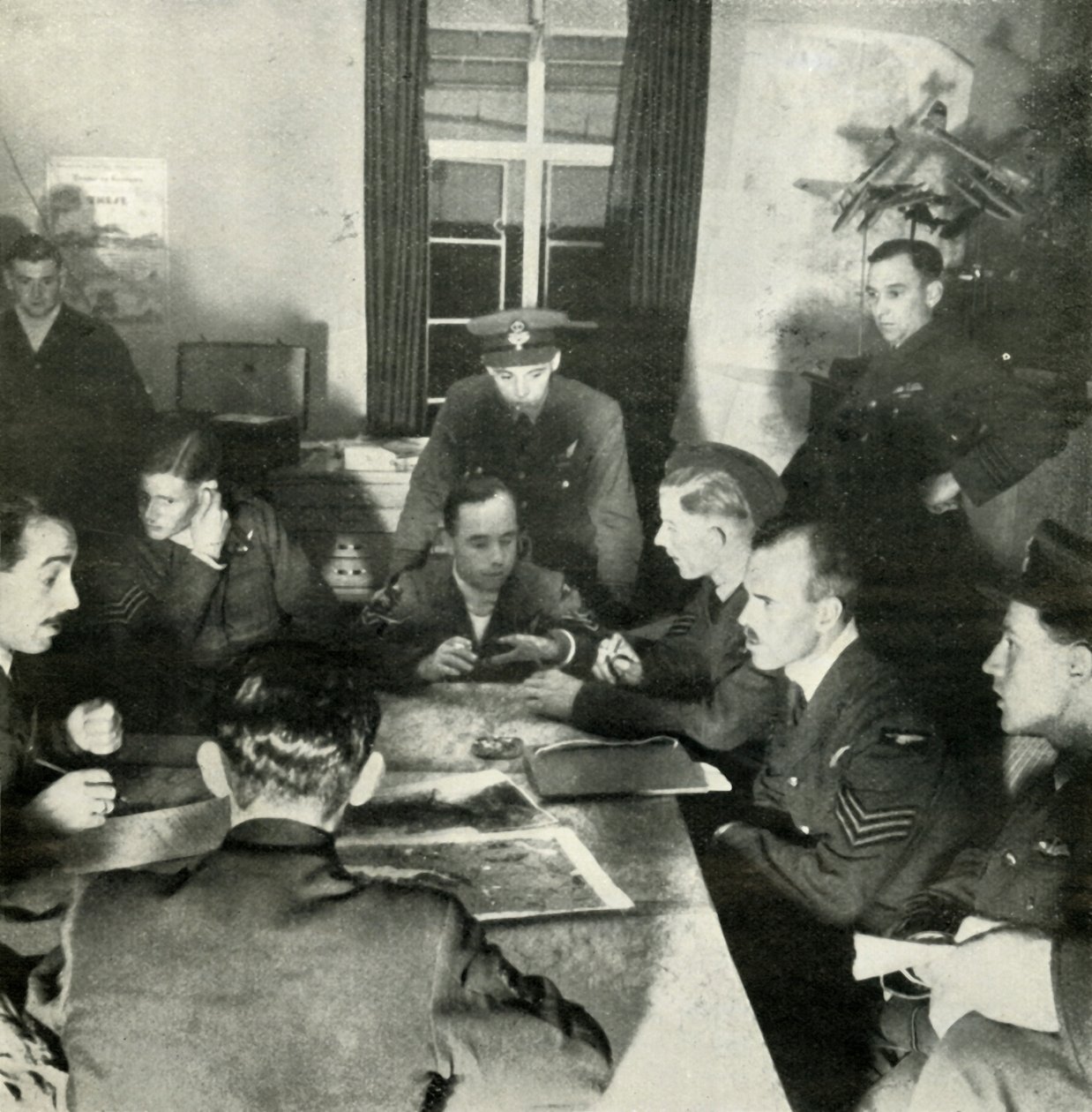 Avhør av flybesetninger, W.A.A.F. Hjelp i dette arbeidet, c1943. av Cecil Beaton