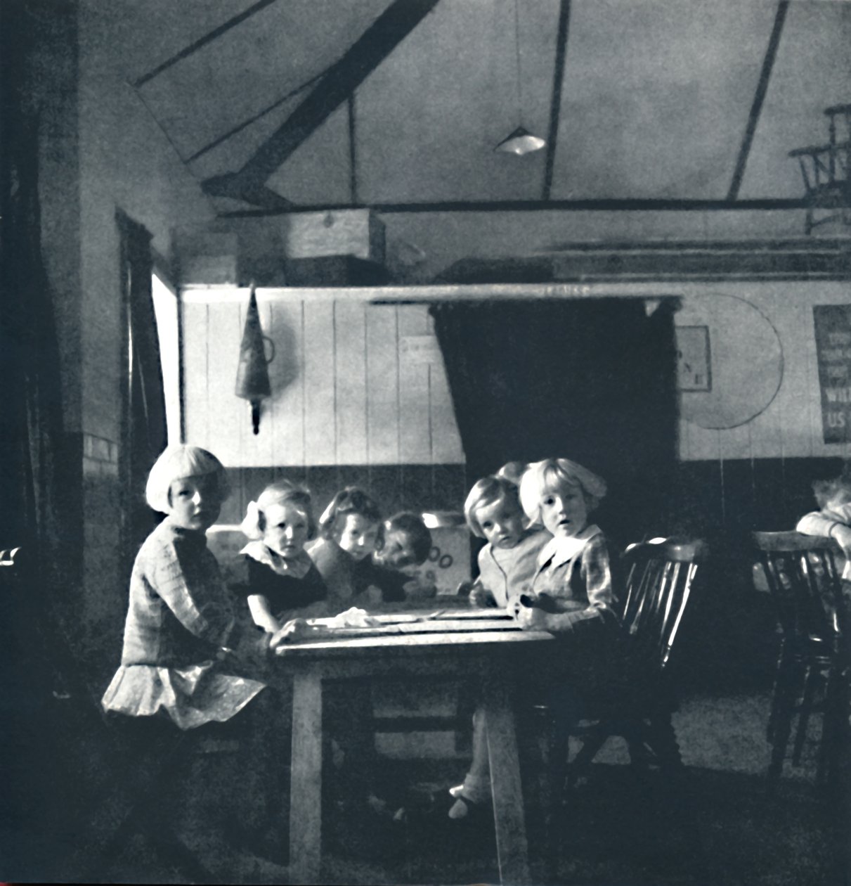 Leksjoner for London-barn i landsbyhuset, 1941 av Cecil Beaton