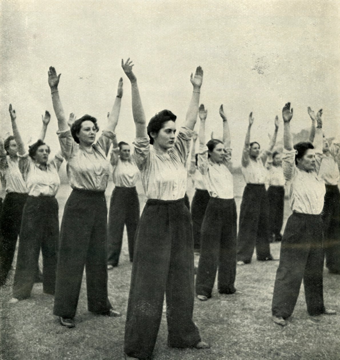 Fysisk trening ved et rekruttdepot, c1943. av Cecil Beaton