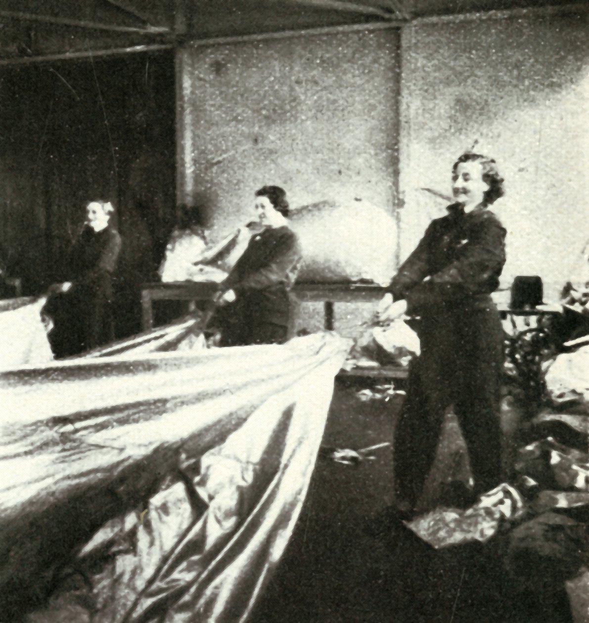 Reparasjon av sperreballonger, c1943. av Cecil Beaton