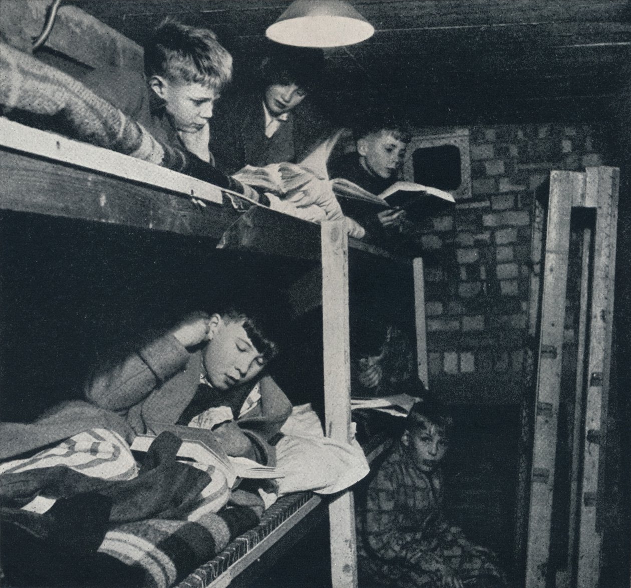 Skoleguttenes sovesal, 1941 av Cecil Beaton