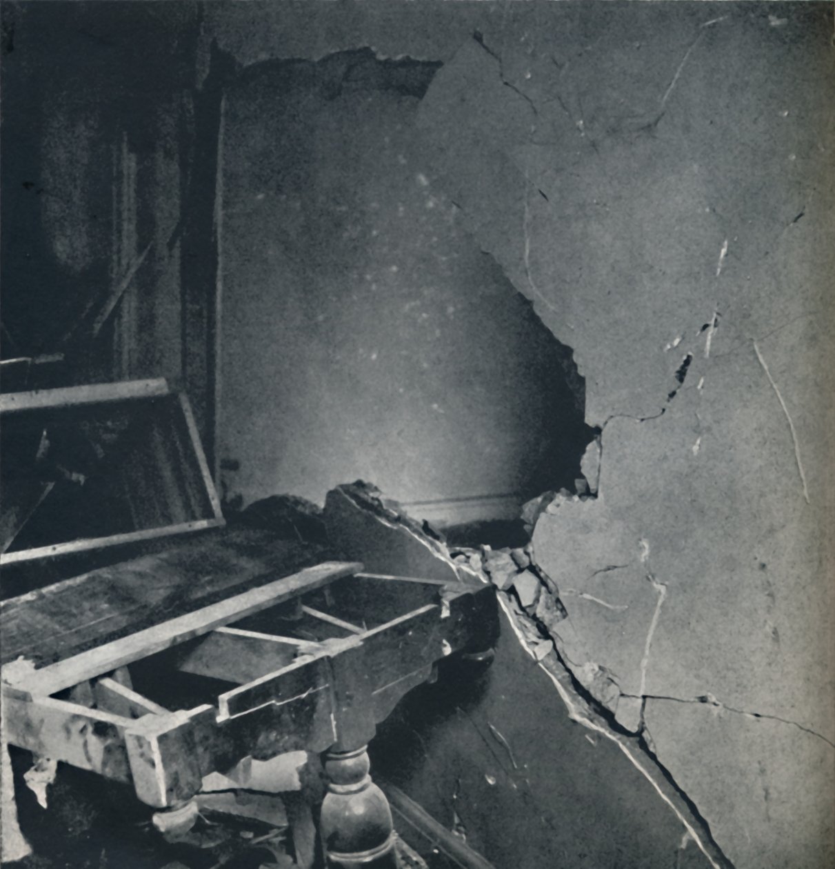 Støvet legger seg, 1941 av Cecil Beaton