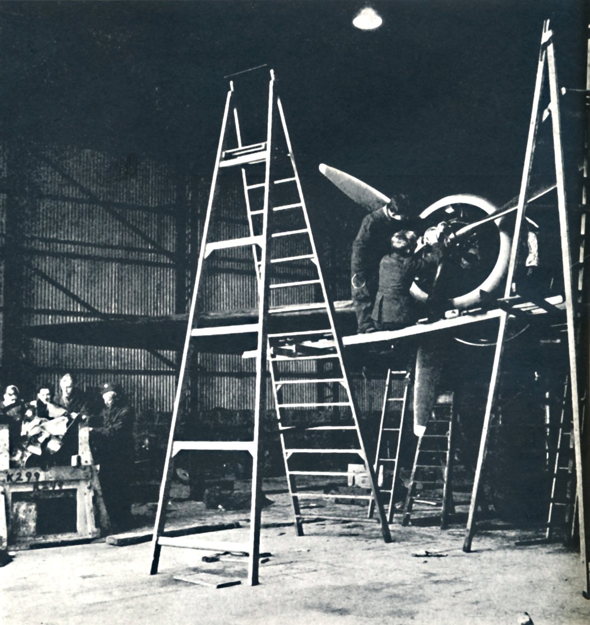 Bakkemannskapets arbeid er aldri ferdig, 1941 av Cecil Beaton