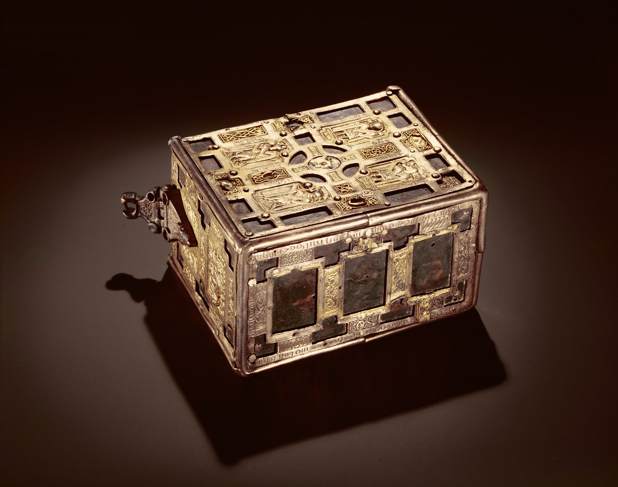Book-Shrine eller Cumdach of Molaise, ca. 1001-25 (bronsebelagt med sølv) (se også 120797 og 228636) av Celtic