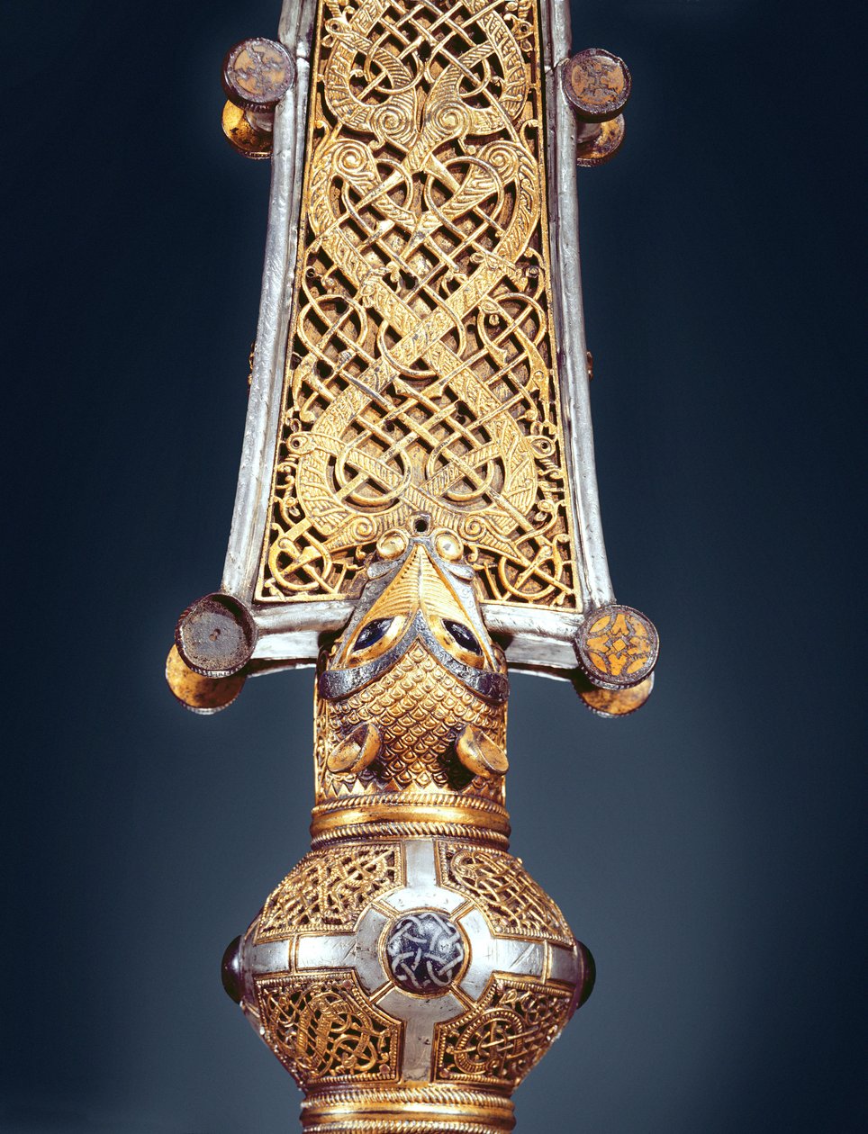 Cross of Cong, County Mayo, bronse fra vikingtiden, gullfiligran, niello og glassdetalj av 340915 av Celtic