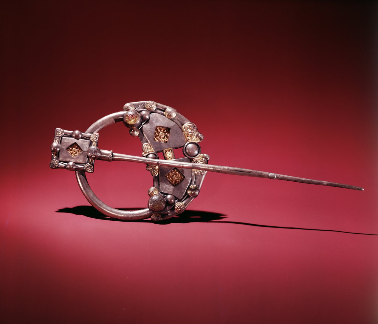 The Killamery Brooch, Killamery, County Kilkenny, vikingtid (sølv med gull, glass og rav) av Celtic