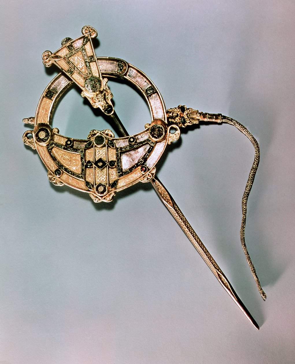 Tara-brosjen, fra Bettystown, County Meath (støpt sølv med glass, emalje og rav) av Celtic