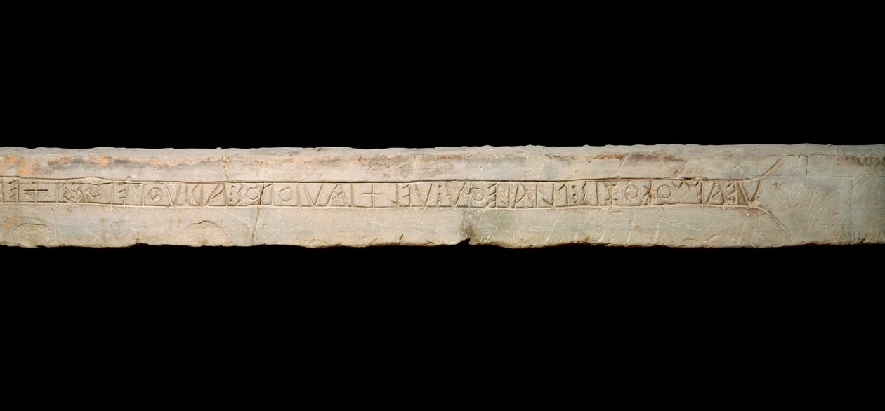 Celtic Art: "" hyllest til gudene""" Graveed-inskripsjon i keltisk alfabet (Ogham). fra regionen Come, Italia. Slutt 6. begynnelsen av 5. århundre f.Kr. Dim. 365x19x33 cm Como, Museo Civico Archeologico Paolo Giovio av Celtic