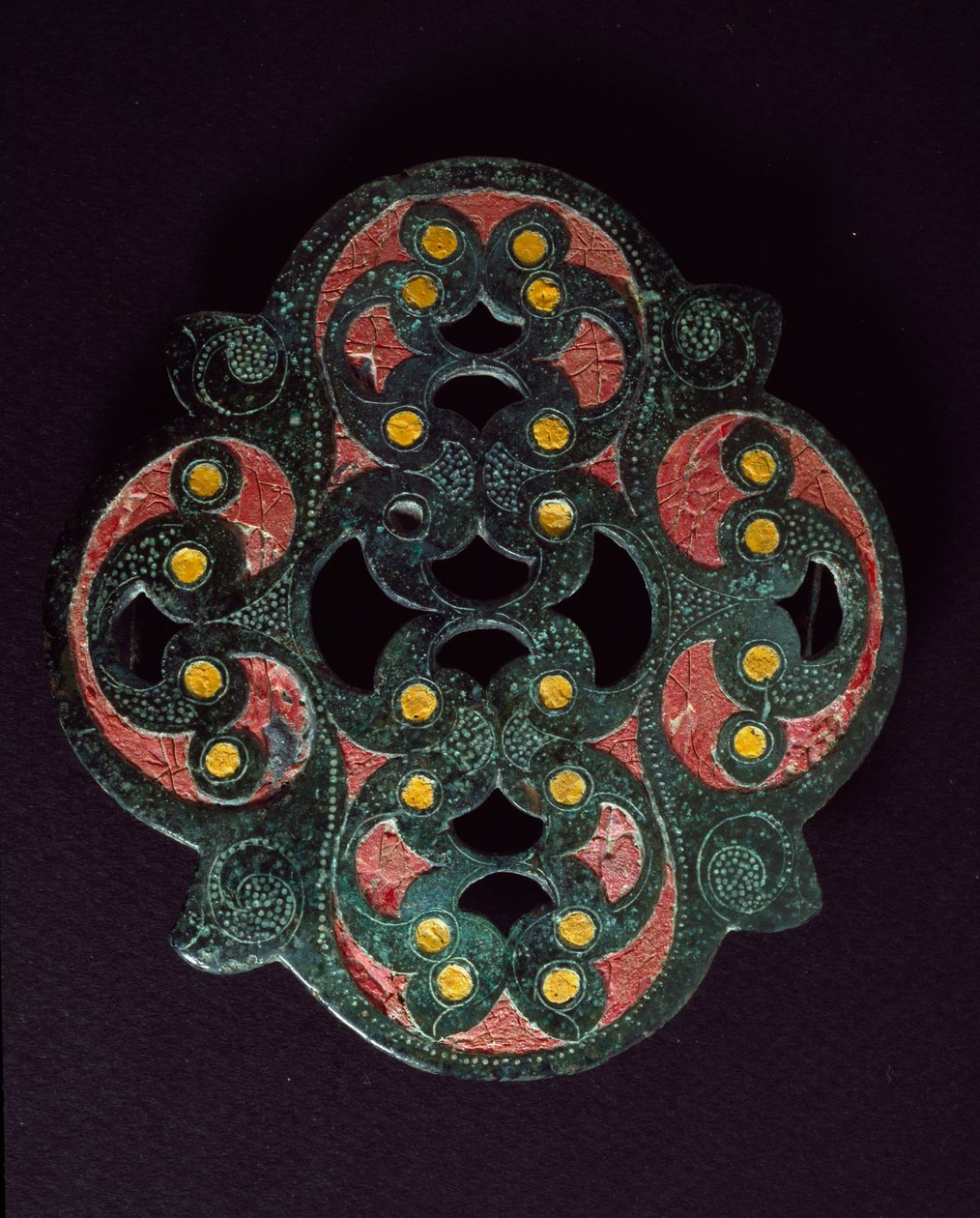 Keltisk kunst: gjennomboret bronseplate med emaljebelegg. 1. århundre e.Kr. Fra Paillard (Oise). Breteuil, arkeologisk museum av Celtic